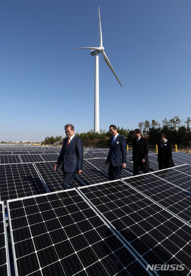 ▲ 문재인 전 대통령이 지난 2018년 전북 군산시 유수지 수상태양광부지에서 열린 '새만금 재생에너지 비전 선포식' 행사를 마치고 수상태양광 시설을 돌아보고 있다. ⓒ뉴시스