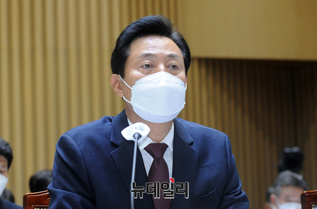 ▲ 오세훈 서울시장이 12일 오전 서울시청에서 열린 국회 행정안전위원회의 서울시에 대한 국정감사에 인사말을 하고 있다.ⓒ이종현 기자