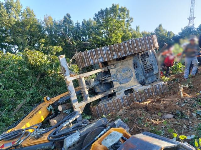 ▲ 12일 오후 3시43분쯤 청주시 서원구 죽림동의 한 아파트 벌목 현장에서 굴삭기가 전도돼 60대 운전자가 크게 다쳤다.ⓒ충북소방본부