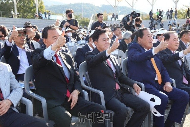 ▲ 김태흠 충남도지사와 조길연 충남도의장 등이 12일 계룡세계군문화엑스포장에서 열린 제27회 충남도민의날 개막식에 참석 공연을 관람하고 있다.ⓒ김정원 기자