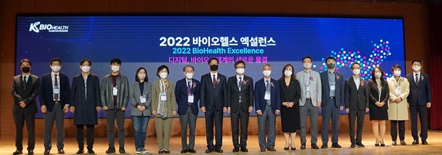 ▲ 오송첨단의료산업진흥재단이 12일 충북도 C&V센터에서 열린‘2022 BioHealth Excellence’를 개최했다. 차상훈 이사장(왼쪽에서 아홉 번째)이 ‘2022 BioHealth Excellence’ 기념촬영을 하고 있는 모습.ⓒ오송첨단의료산업진흥재단