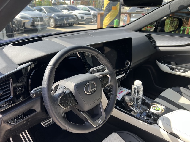 ▲ 내부에는 커다란 스크린과 다양한 주행모드를 제공하는 버튼 등이 위치해있다 ⓒ정원일 기자