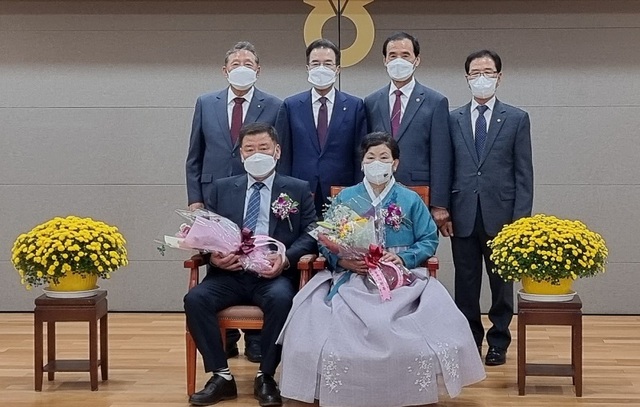 ▲ 김태옥·김광순씨 부부(앞줄)가 새농민상을 수상하고 금성농협 장운봉 조합장(뒷줄 왼쪽부터 첫 번째)과 이성희 농협중앙회장(두 번째) 등 관계자들과 기념사진을 찍고 있다.ⓒ농협충북본부