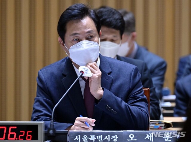 ▲ 오세훈 서울시장이 12일 서울 중구 서울시청 대회의실에서 열린 국회 행정안전위원회 서울시에 대한 국정감사에서 마스크를 고쳐쓰고 있다. ⓒ뉴시스