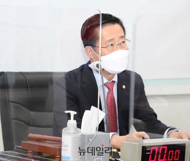 ▲ 국회 교육위원회 소속 국민의힘 이태규 의원이 13일 세종시교육청에서 진행된 충북도교육청에 대한 국정감사에서 질의를 하고 있다.ⓒ김동식 기자