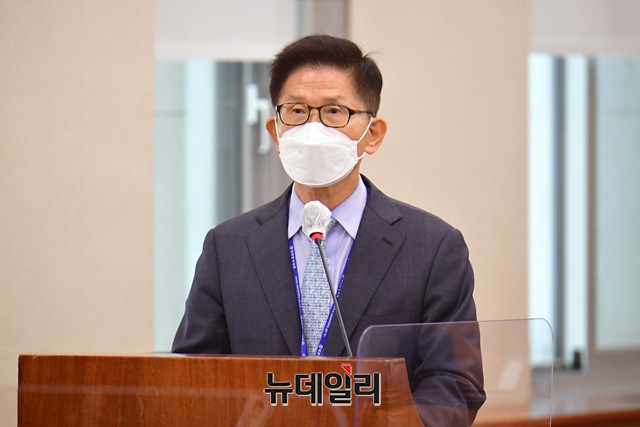 ▲ 김문수 경제사회노동위원회 위원장이 지난 12일 국회에서 열린 환경노동위원회의 경사노위·중앙노동위원회·최저임금위원회 등에 대한 국정감사에서 증인선서를 하고 있다. ⓒ이종현 기자