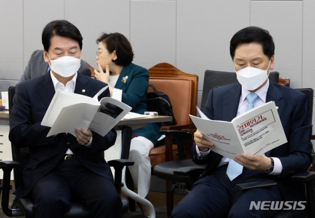▲ 안철수(왼쪽), 김기현 국민의힘 의원이 13일 오전 서울 여의도 국회 의원회관에서 열린 혁신 24 새로운 미래 두번째 모임인 ‘경제위기 인본 혁신생태계로 극복하자!’에서 책자를 살펴보고 있다.ⓒ뉴시스