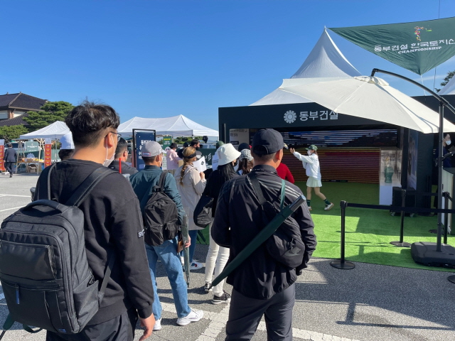 ▲ 관람객들이 16일까지 익산CC에서 개최되는 KLPGA 투어 '제2회 동부건설·한국토지신탁 챔피언십' 동부건설 홍보부스에 방문해 스크린 골프 프로그램을 체험하고 있다. ⓒ동부건설