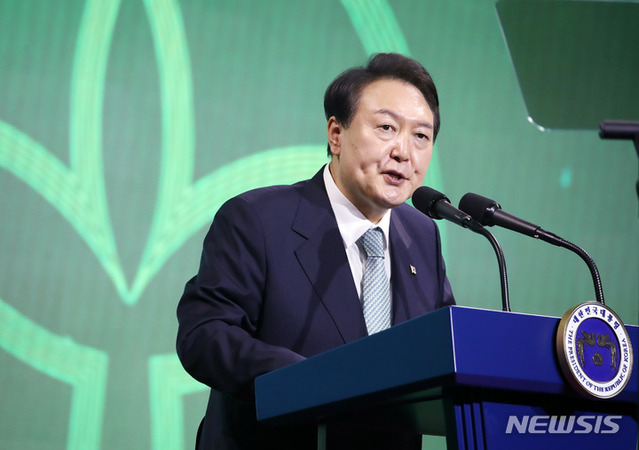 ▲ 윤석열 대통령이 13일 오전 서울 송파구 서울종합운동장 실내체육관에서 열린 2022년 전국새마을지도자대회에서 축사하고 있다.ⓒ뉴시스