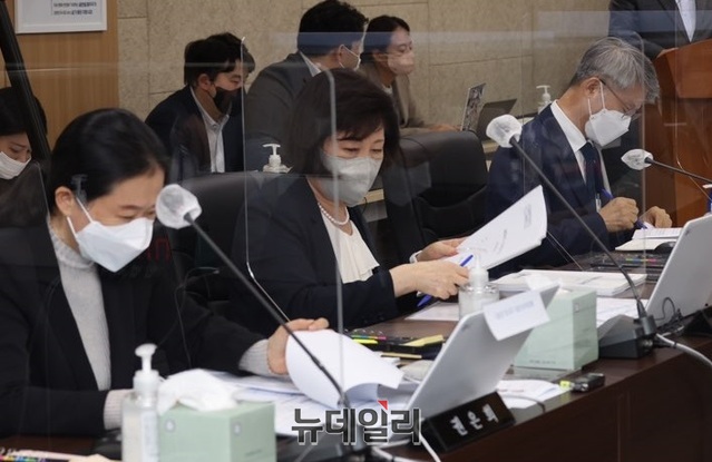 ▲ 국민의힘 정경희 의원이 13일 오후 세종교육청 대회의실에서 열린 현장 국정감사에서 충청권 교육감에게 질의하고 있다.ⓒ이길표 기자