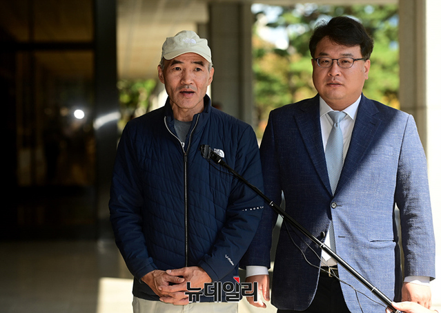 ▲ 서해에서 북한군에 피살된 해수부 공무원 친형 이래진 씨와 법률대리인 김기윤 변호사가 13일 오후 서울 서초구 서울중앙지검으로 고소·고발인 조사에 앞서 입장을 밝히고 있다. ⓒ정상윤 기자