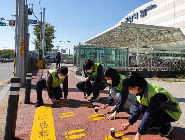 ▲ 대전교통공사 임직원 급여 우수리로구암역 횡단보도에 ‘노란 발자국’ 설치하고 있다.ⓒ대전교통공사