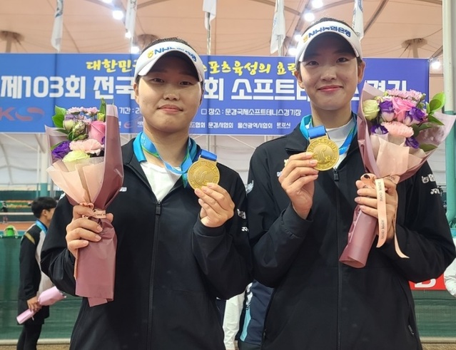 ▲ 소프트테니스 여자일반부 개인복식에서 금메달을 획득한 문혜경(왼쪽부터), 임진아 선수가 기념촬영을 하고 있다.ⓒ세종시