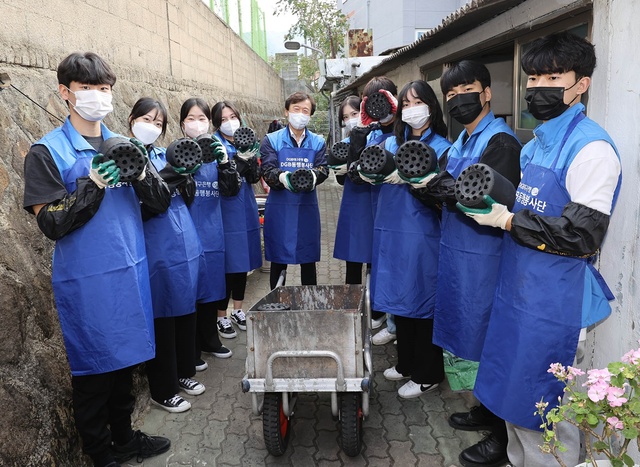 ▲ 왼쪽부터 DGB대구은행 장문석 부행장, 사랑의연탄나눔운동 이양우 이사장.ⓒDGB대구은행