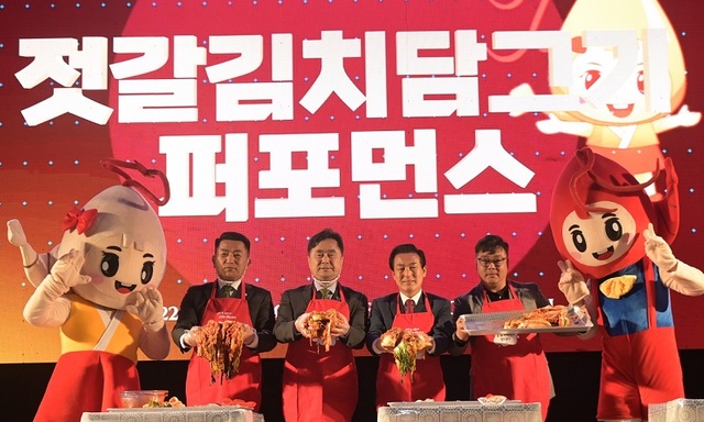 ▲ 백성현 충남 논산시장(가운데)이 강경젓갈축제에 참여해 젓갈김치담그기 퍼포먼스를 하고 있다.ⓒ논산시