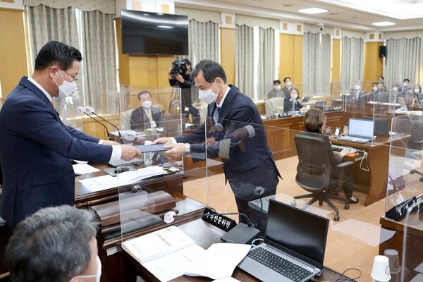 ▲ 대전시의회 인사청문 간담 특별위원회가 14일 윤성국 대전 관광공사 사장 임용후보자에 대해‘적격’의견을 담은 인사청문 간담 경과 보고서를 채택·의결했다.ⓒ대전시의회