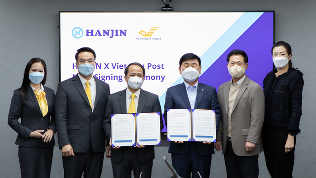 ▲ 조현민 ㈜한진 미래성장전략 및 마케팅 총괄 사장(오른쪽 첫 번째)과 노삼석 대표(오른쪽에서 세 번째) 등 관계자들이 13일 서울 한진빌딩에서 ㈜한진-베트남 우정국 업무협약 체결 이후 기념촬영을 하고 있다. ⓒ㈜한진