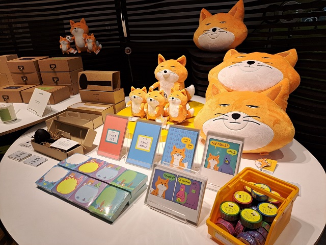 ▲ 갓생기획 세계관 캐릭터인 무무씨 굿즈들ⓒ조현우 기자