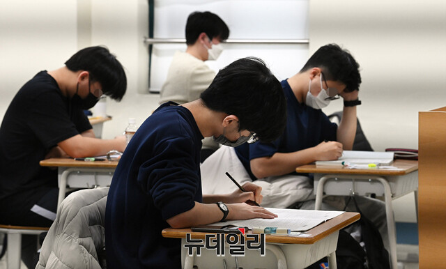 ▲ 지난해 11월 서울 용산구 용산고등학교에서 수험생들이 시험을 준비하고 있다. ⓒ뉴데일리DB