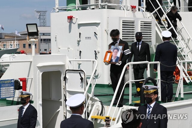 ▲ 서해상에서 북한군에 피살된 고(故) 이대준 해양수산부 주무관의 추모 노제가 지난 22일 낮 전남 목포시 서해어업관리단 전용 부두에서 엄수돼 고인의 동료들이 어업지도선 무궁화 10호에 도착한 장례 행렬을 맞이하고 있다.ⓒ연합뉴스