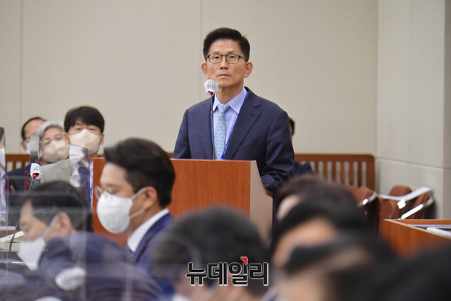 ▲ 김문수 경제사회노동위원회 위원장이 지난 12일 국회에서 열린 환경노동위원회의 경사노위·중앙노동위원회·최저임금위원회 등에 대한 국정감사에서 의원들의 질문에 답하고 있다. ⓒ이종현 기자