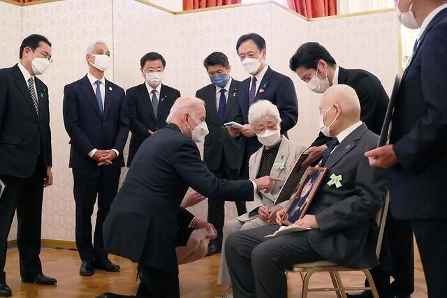 ▲ 바이든 미국대통령이 북한에 의해 납치된 일본인 피해자 가족들을 만나 위로하고 있다.ⓒ일본납북대책사무국 제공