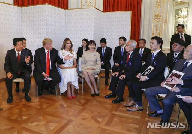 ▲ 2019년 5월 방일중인 트럼프 미대통령이 북한에 의한 일본인 납치 피해 가족들을 만나고 있다.ⓒ뉴시스