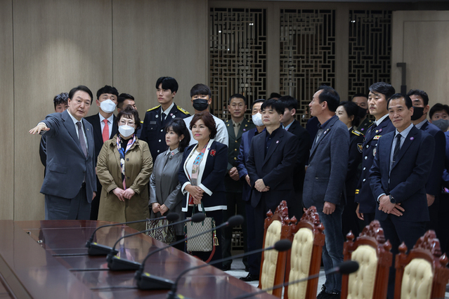 ▲ 윤석열 대통령이 14일 서울 용산 대통령실에서 열린 호우 및 태풍대응 유공자 초청 오찬에서 참석자들에게 회의실을 소개하고 있다. ⓒ대통령실 제공