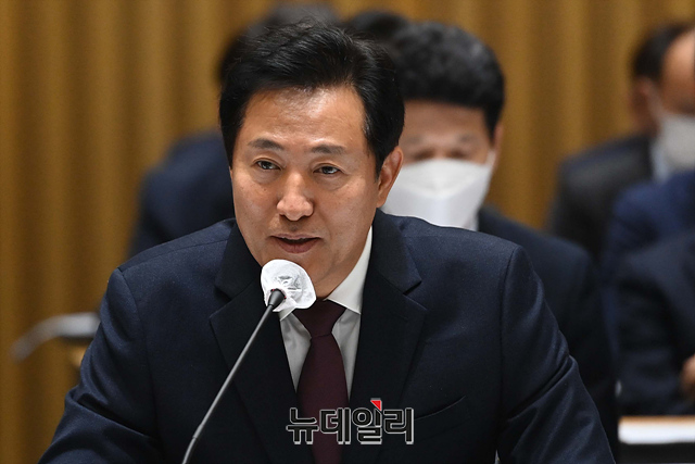 ▲ 오세훈 서울시장이 14일 서울시청에서 열린 국회 국토교통위원회 서울시 국정감사에서 질의에 대한 답변을 하고 있다. ⓒ강민석 기자