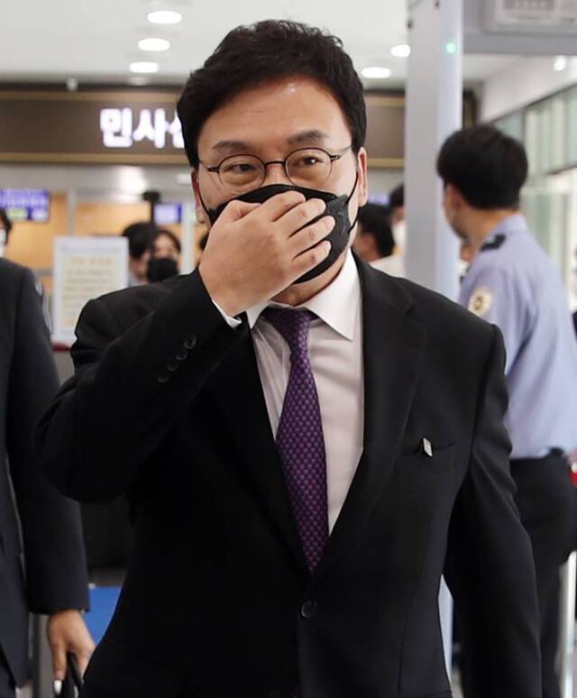 ▲ '이스타항공 부정 채용' 의혹을 받는 이상직 전 더불어민주당 의원이 14일 구속 전 피의자 심문(영장실질심사)을 받기 위해 전북 전주시 전주지방법원으로 들어서고 있다. ⓒ뉴시스