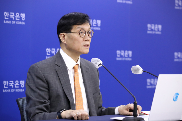 ▲ 이창용 한국은행 총재가 12일 금융통화위원회 직후 기자간담회서 질의응답을 받고 있다. ⓒ한국은행