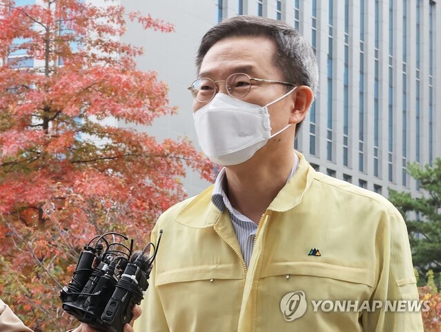 ▲ 이종호 과학기술정보통신부 장관이 16일 오전 경기도 성남시 분당구 삼평동 SK 주식회사 C&C 데이터센터 화재 현장으로 들어서고 있다. 2022.10.16 ⓒ연합뉴스