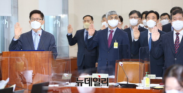 김문수 경사노위 위원장이 야당의원들의 질문에 당당하게 