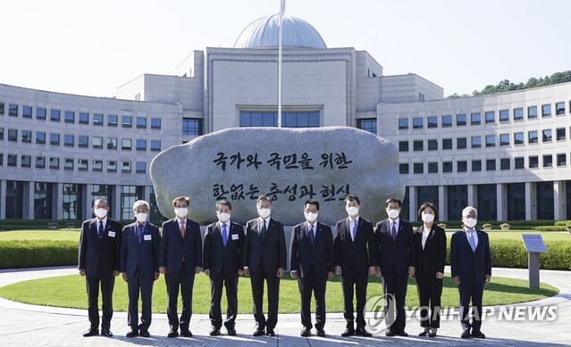 ▲ 국정원 원훈석 제막식을 하고 기념촬영하는 당시 집권층 모습. 신영복체로 국정원 원훈을 새겨놓게 한 그들의 의도는 과연 무엇인가? ⓒ뉴데일리