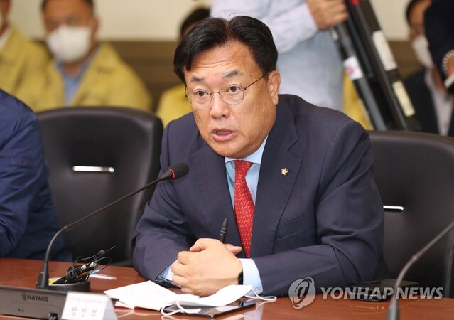 ▲ 정진석 국민의힘 비상대책위원장이 지난 13일 오후 경북 포항시청을 찾아 태풍 힌남노에 따른 피해 현황을 브리핑받은 뒤 정부 차원의 지원책을 밝히고 있다. ⓒ연합뉴스