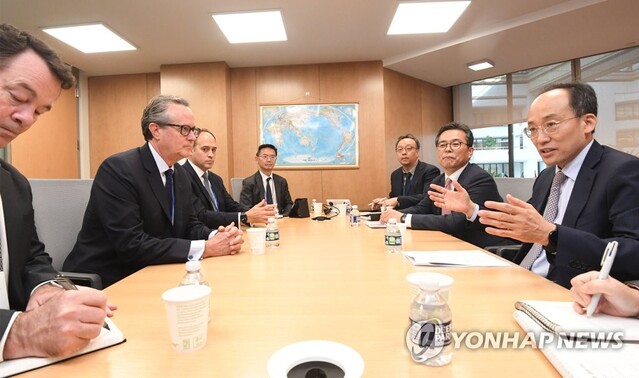 ▲ G20재무장관회의 및 IMF/WB 연차총회 참석차 미국 워싱턴D.C.를 방문중인 추경호 부총리 겸 기획재정부 장관이 14일(현지시각) 국제통화기금(IMF) 본부에서 더글러스 피터슨 국제신용평가사 스탠다드 앤 푸어스(S&P) 회장과 면담하고 있다.ⓒ연합뉴스