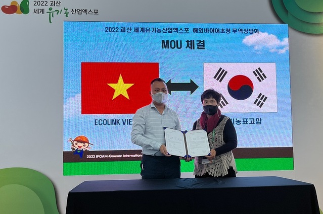 ▲ 괴산세계유기농엑스포가 16일 17일간의 대장정을 막을 내렸다. 사진은 해외바이어초청 무역상담을 한 뒤 협약을 체결하고 있다.ⓒ괴산유기농엑스포 조직위