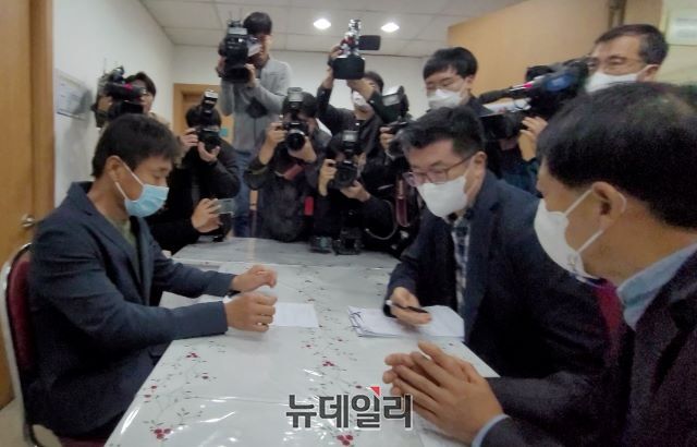 ▲ 청주지법 집행관실 집행2부가 17일 점유이전에 불응하고 있는 청주병원 측에 강제집행을 예고하는 계고장을 통지했다.ⓒ김동식 기자