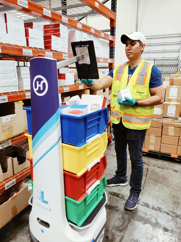 ▲ 미국 LA소재의 미국법인 물류센터에서 직원이 피킹작업을 하고 있다. ⓒ(주)한진