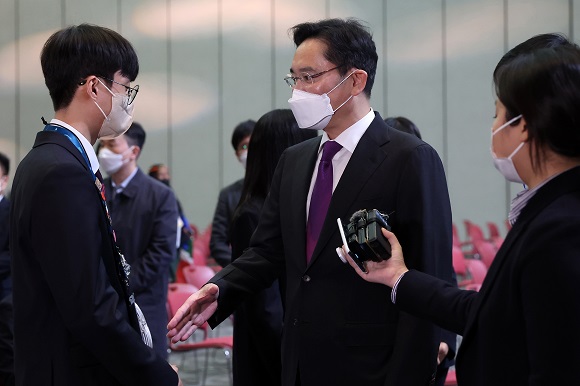 ▲ 이재용 삼성전자 부회장이 17일 경기도 고양시 킨텍스에서 열린 '2022 국제기능올림픽 특별대회 고양' 폐회식 행사장에서 대한민국 국가대표 선수단과 악수를 나누며 격려하고 있다.ⓒ삼성전자