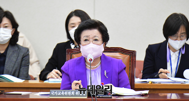 ▲ 이배용 국가교육위원장이 17일 서울 여의도 국회 교육위원회에서 열린 국가교육위원회에 대한 국정감사에서 의원들의 질문에 답하고 있다.ⓒ 이종현 기자