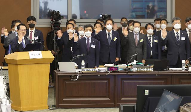 ▲ 17일 부산국제금융센터에서 열린 국회 정무위원회 국정감사에서 최원목 신용보증기금 이사장·권남주 한국자산관리공사 사장, 최준우 한국주택금융공사 사장 등이 증인선서를 하고 있다.ⓒ연합뉴스