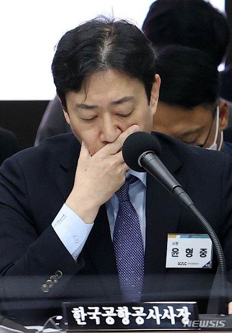 ▲ 윤형중 한국공항공사 사장이 17일 인천국제공항공사에서 열린 국회 국토교통위원회의 인천국제공항공사, 한국공항공사 등에 대한 국정감사에서 의원 질문 자료를 보다 잠시 생각에 잠겨 있다.ⓒ뉴시스