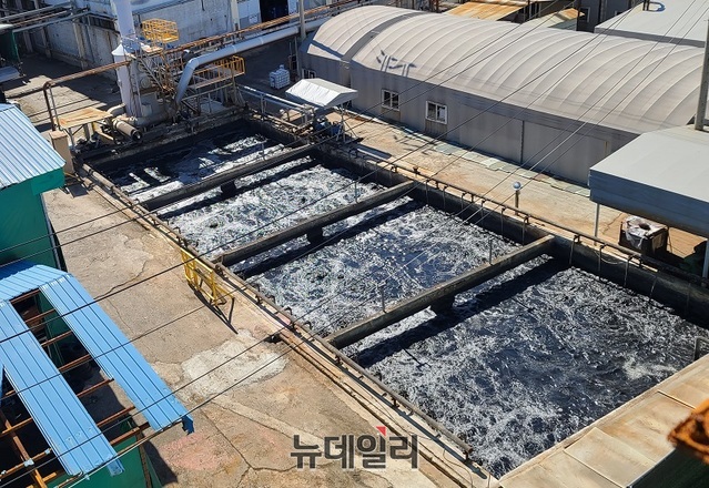 ▲ 충북 청주산업단지 입주업체인 조광피혁 공장에서 악취가 발생해 인근 통행인과 기업체 직원들이 큰 고통을 겪고 있다. 사진은 조광피혁 폐수처리장.ⓒ김정원 기자