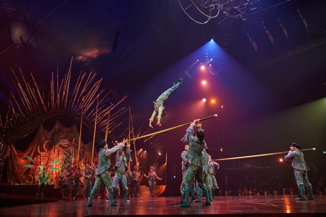 ▲ 태양의서커스 '뉴알레그리아' 아크로 폴(Acro Poles) 공연 장면.ⓒ마스트엔터테인먼트