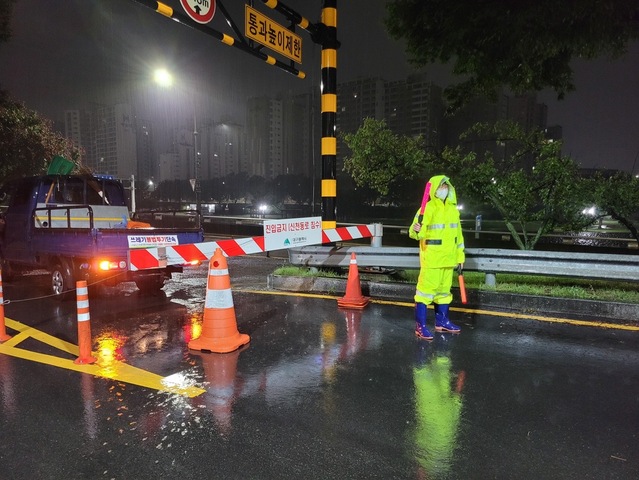 ▲ 대구시는 여름철 자연재난 종합대책기간에는 기상특보(호우·태풍)발표 전 단계부터 선제적으로 24시간 비상근무 체계를 유지하는 등 인명·재산 피해를 최소화하기 위한 대응 활동에 총력전을 전개했다.ⓒ대구시