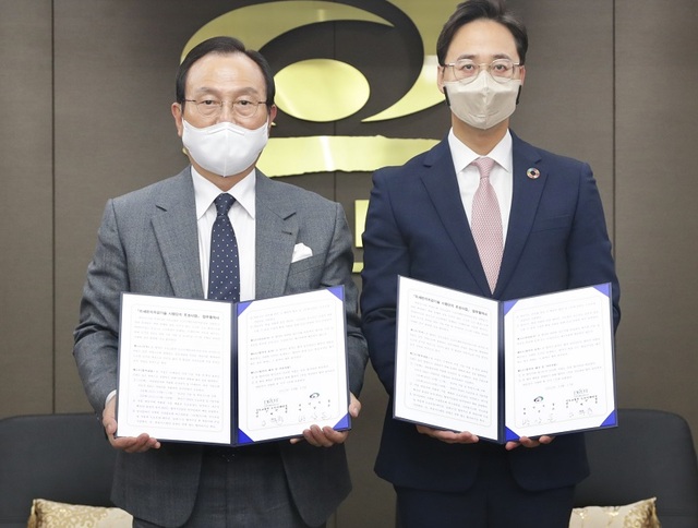 ▲ 박상돈 천안시장이 지난 17일 시청에서 국토교통부 김혁중 도로미세먼지연구단장과 미세먼지저감기술 시범단지 조성사업 협약식을 가졌다.ⓒ천안시