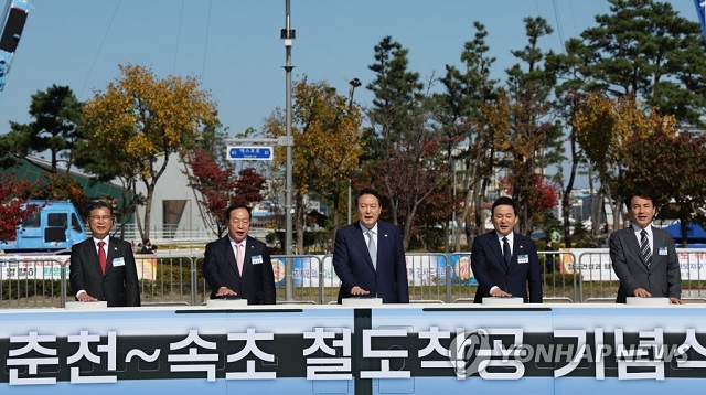 ▲ 윤석열 대통령이 18일 오전 속초 엑스포 잔디광장에서 열린 '춘천~속초 동서고속화철도' 착공 기념식에 참석, 착공 세리머니를 하고 있다. 좌측부터 국민의힘 이양수 의원, 한기호 의원, 윤 대통령, 원희룡 국토교통부장관, 김진태 강원도지사.ⓒ연합뉴스