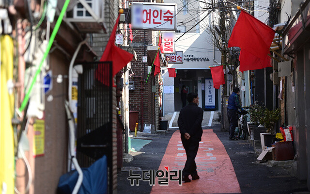 ▲ 동자동 후암특계1구역 토지·주택 소유주들이 정부의 일방적 공공개발 발표에 반발하는 뜻으로 집집마다 붉은 깃발을 걸고 있다. ⓒ 뉴데일리DB