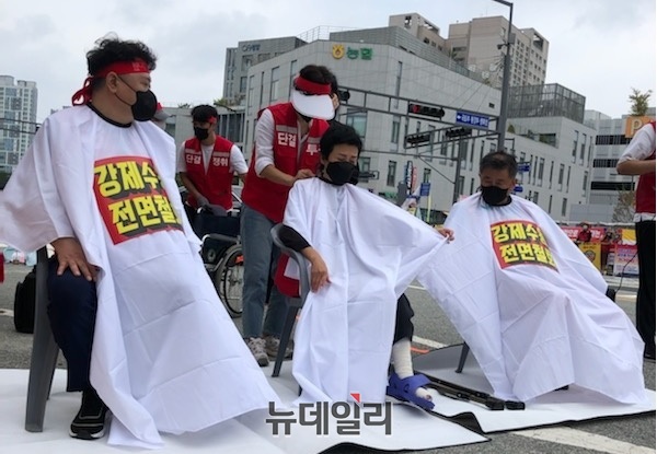 ▲ 지난해 8월 동자동 주민들이 공공주도 개발에 반대하며 정부세종청사 앞에서 집회를 열고 삭발투쟁에 나섰다. ⓒ 뉴데일리DB